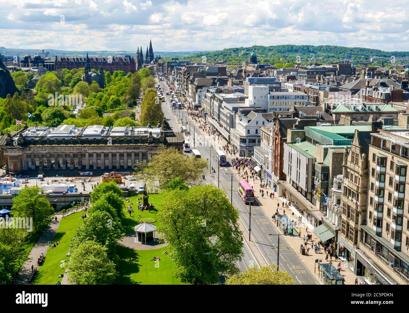 Vista dall'alto di Princes Street, nel centro di Edimburgo, in una giornata di sole, Scozia, Regno Unito Foto Stock