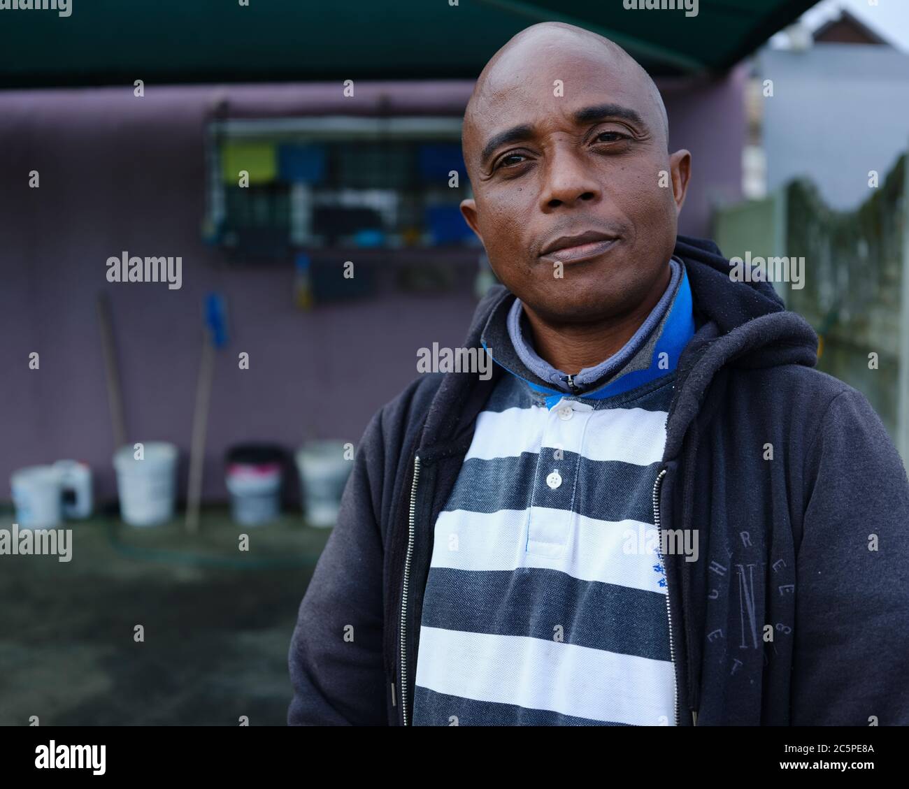 John Lusamba Mbombo, un imprenditore sudafricano al suo posto di lavoro. Gestisce un'azienda di successo nel settore del lavaggio auto a Città del Capo, in Sud Africa. Foto Stock