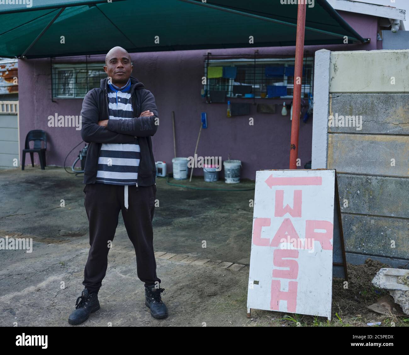 John Lusamba Mbombo, un imprenditore sudafricano al suo posto di lavoro. Gestisce un'azienda di successo nel settore del lavaggio auto a Città del Capo, in Sud Africa. Foto Stock
