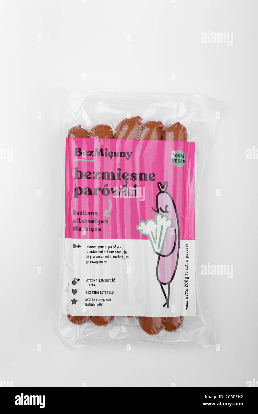 Confezionamento e contenuto delle salsicce di BezMiesny Vegan su sfondo di legno. Prodotto sostitutivo di carne per vegana o vegetariana a base di piante. Non OGM. Foto Stock