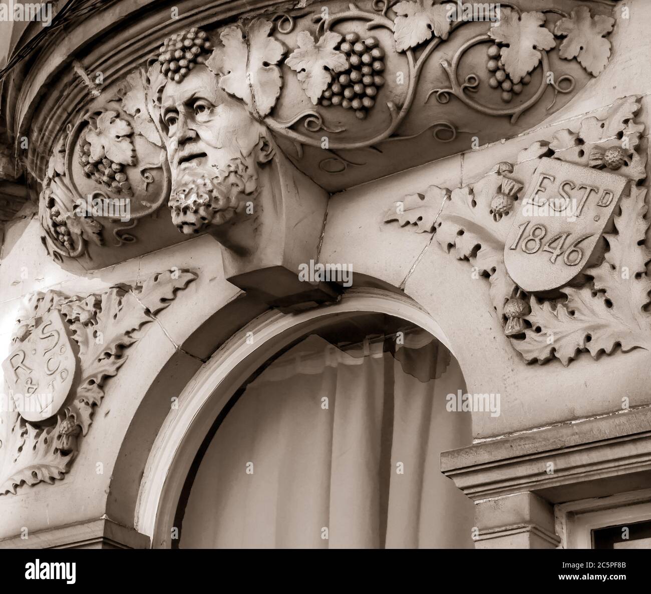 Bacco, Dio romano del vino o Dioniso sulla costruzione del mercante del vino, Leith, Edimburgo, Scozia, Regno Unito Foto Stock
