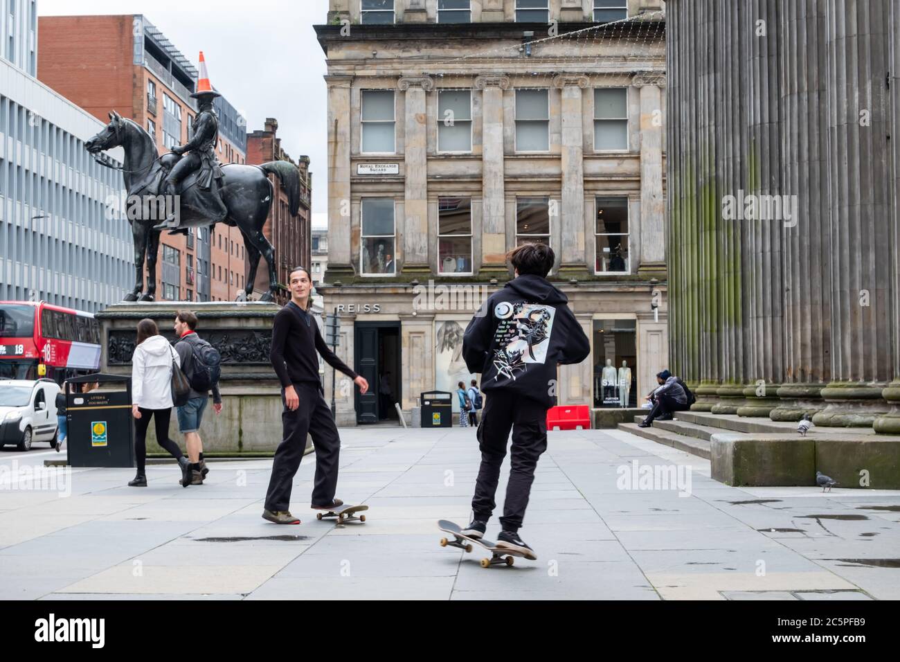 Glasgow, Scozia, Regno Unito. 4 luglio 2020. Gli skateboarders fuori dalla Galleria d'Arte moderna di fronte alla statua del Duca di Wellington. Il governo scozzese ha annunciato un ulteriore allentamento delle regole del coronavirus durante la fase due di una transizione di quattro parti fuori blocco. Credit: Notizie dal vivo SKULLY/Alamy Foto Stock