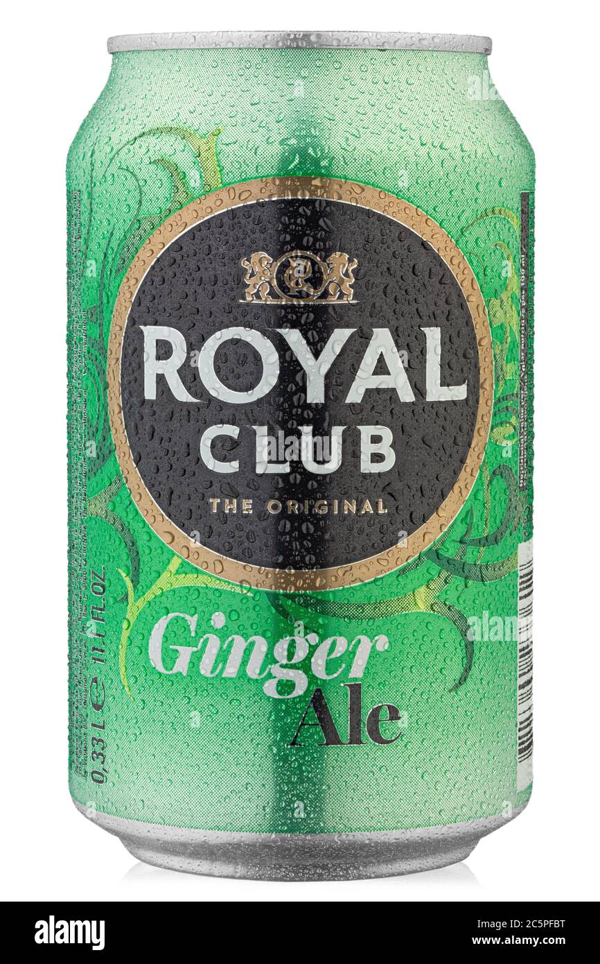 Ucraina, Kiev - Giugno 20. 2020: Lattina di alluminio Royal Club bevanda analcolica Ginger Ale. Confezione isolata per catalogo. Gocce d'acqua. Il file contiene il pa di ritaglio Foto Stock