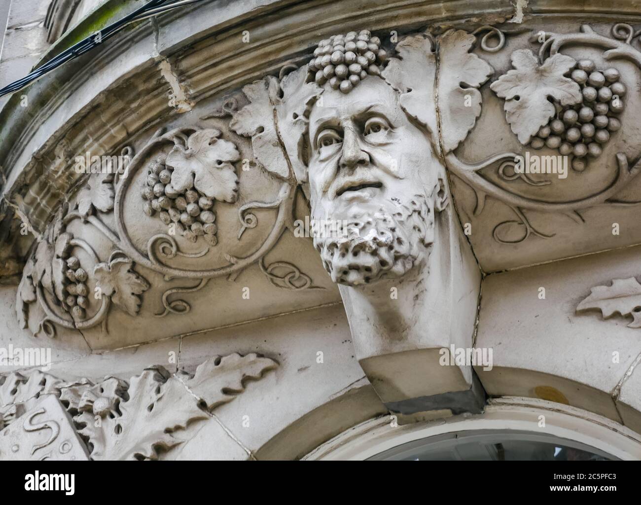 Bacco, Dio romano del vino o Dioniso sulla costruzione del mercante del vino, Leith, Edimburgo, Scozia, Regno Unito Foto Stock