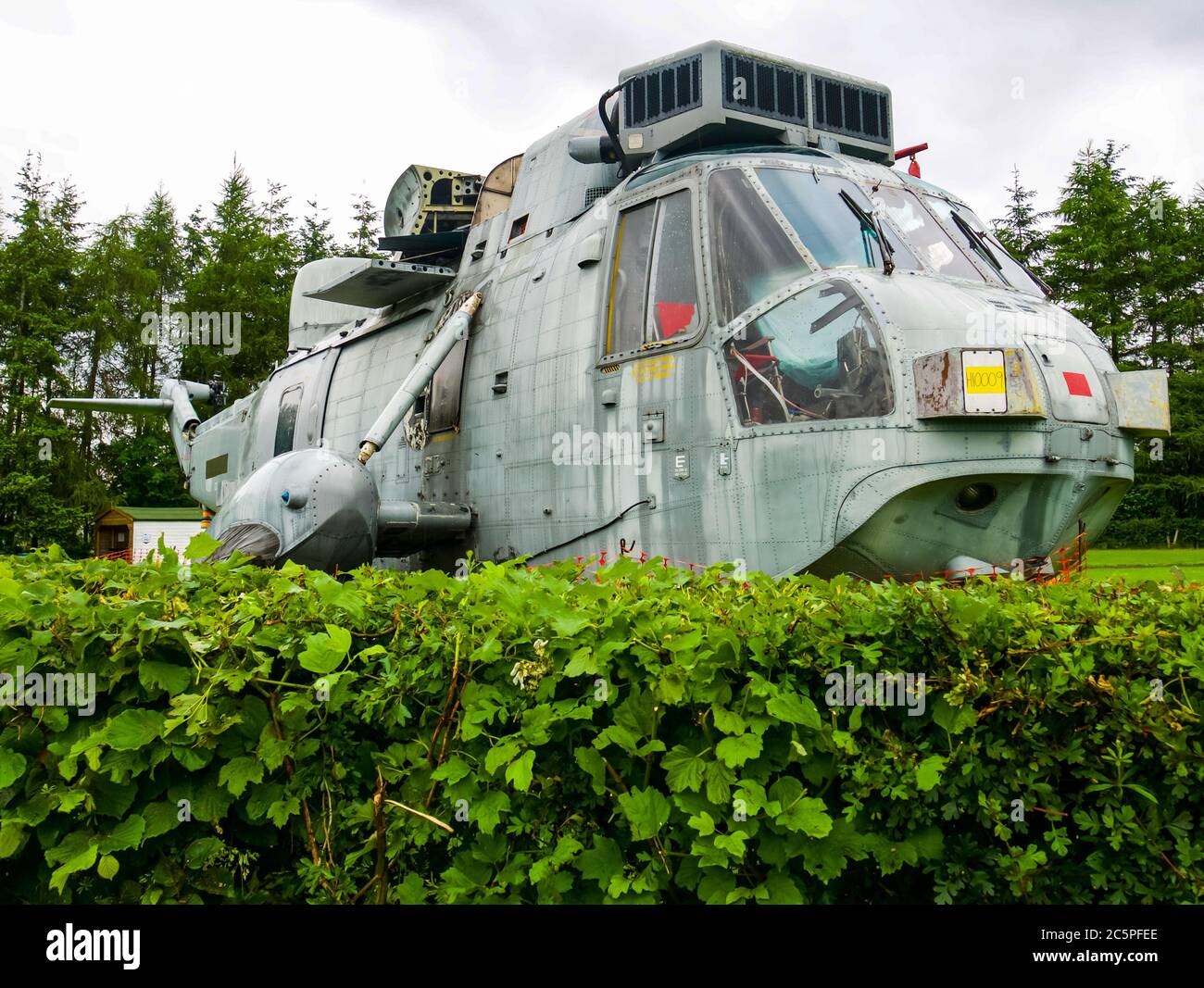 Disused Sea King elicottero conversione per strano alloggio di vacanza, Mains Farm, Thornhill, Stirlingshire, Scozia, Regno Unito Foto Stock