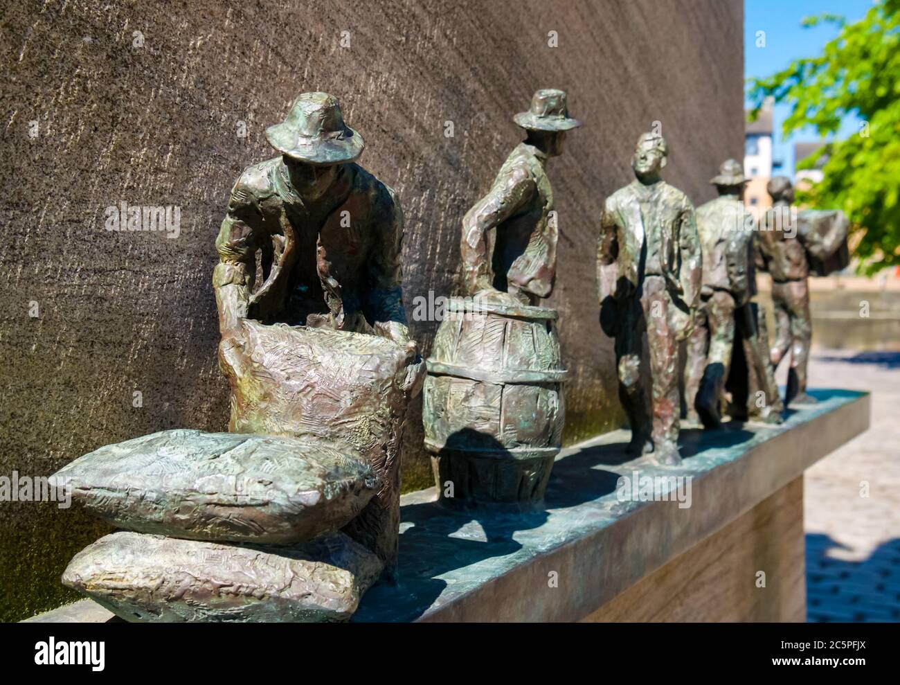 Figure in bronzo in miniatura Scottish Merchant Navy Memorial di Jill Watson, Leith, Edimburgo, Scozia, Regno Unito Foto Stock