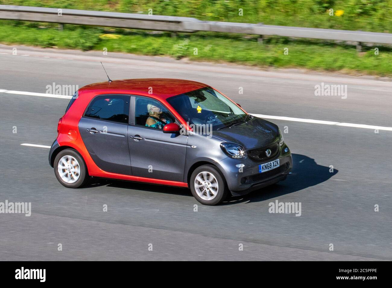 2018 rosso nero Smart Forfour Passion; veicoli veicolari in movimento, automobili che guidano veicoli su strade del Regno Unito, motori, motori sulla rete autostradale M6. Foto Stock