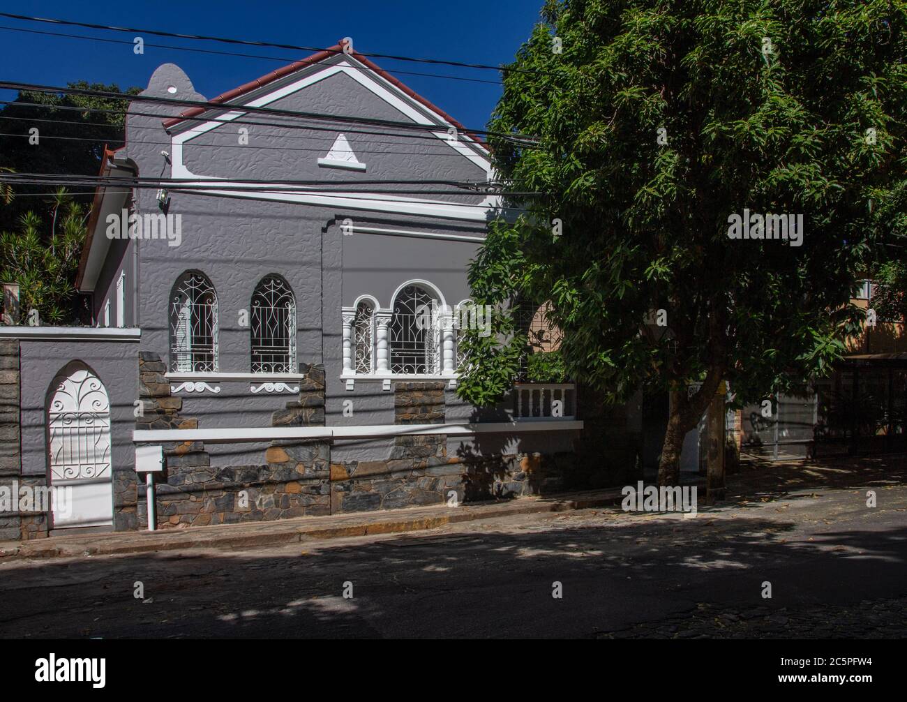 Vecchia casa grigia a Belo Horizonte Foto Stock