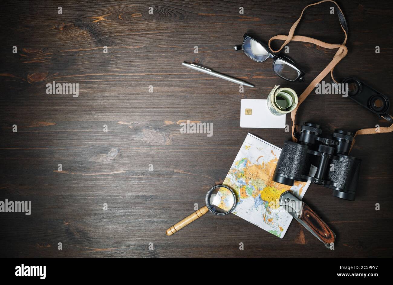 Piano di viaggio sfondo. Accessori e oggetti per viaggiatori su sfondo di legno. Spazio per copiare il testo. Vista dall'alto. Disposizione piatta. Foto Stock