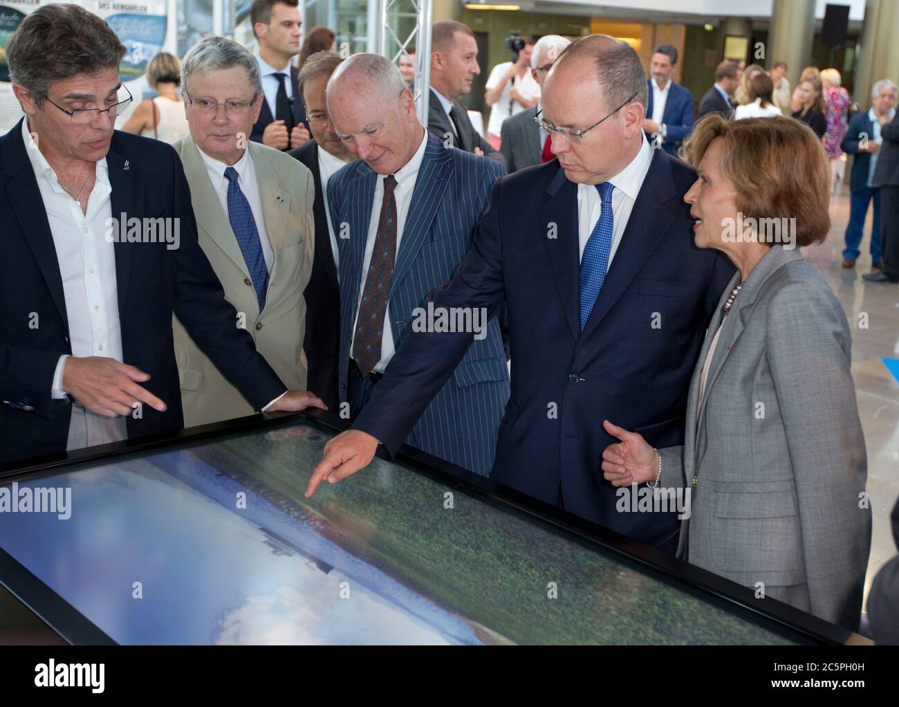 Monaco, Monte Carlo - 07 settembre 2015: S.A.S. il Principe Alberto II di Monaco apre l'esposizione Escales Au Bout Du Monde al Grimaldi Forum. Fuerst, Prinz, Royal, Royals, H.S.H., | utilizzo in tutto il mondo Foto Stock