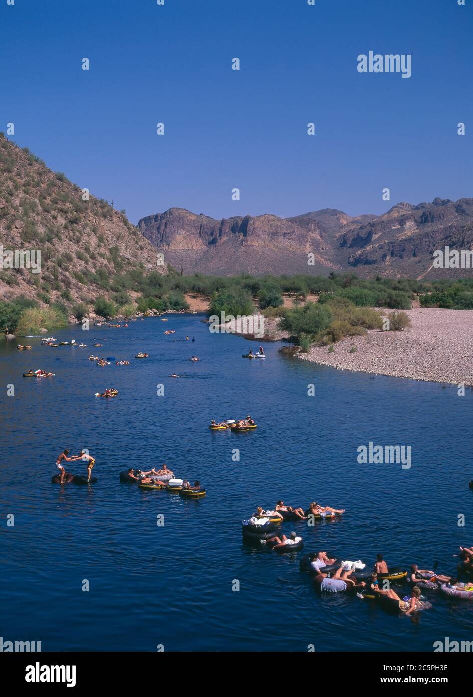 TONTO NATIONAL FOREST AZ / AUG Rafters & tubers navigare il fiume Salt vicino Blue Point Crossing. Goldfield Mountains all'orizzonte. Scena n. 1 Foto Stock