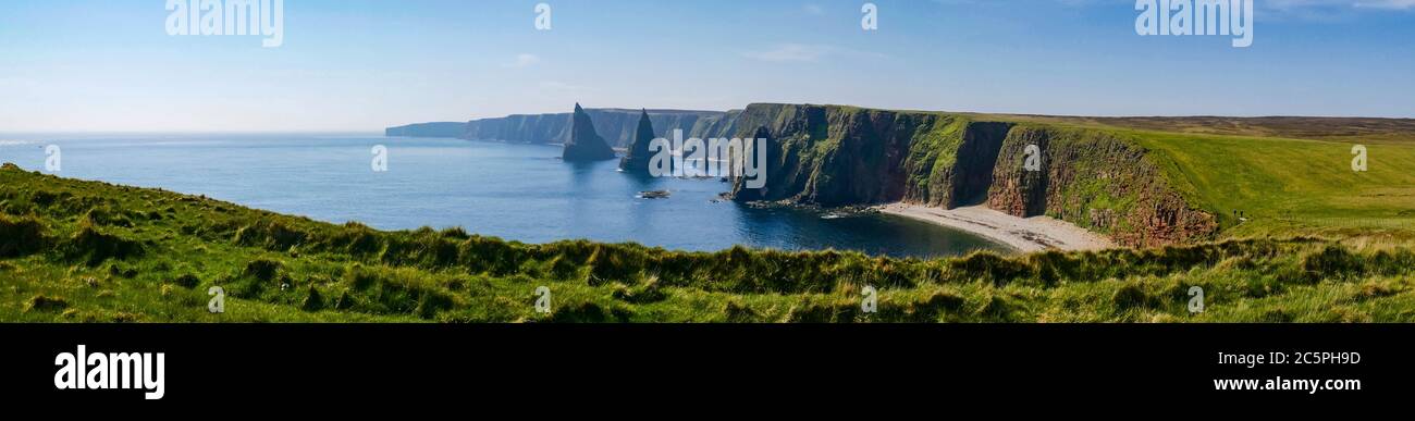 Vista panoramica da Duncansby Head con vista su alte scogliere rocciose e le montagne di mare, Stack di Duncansby, Caithness, Scottish Highlands, Scozia, Regno Unito Foto Stock
