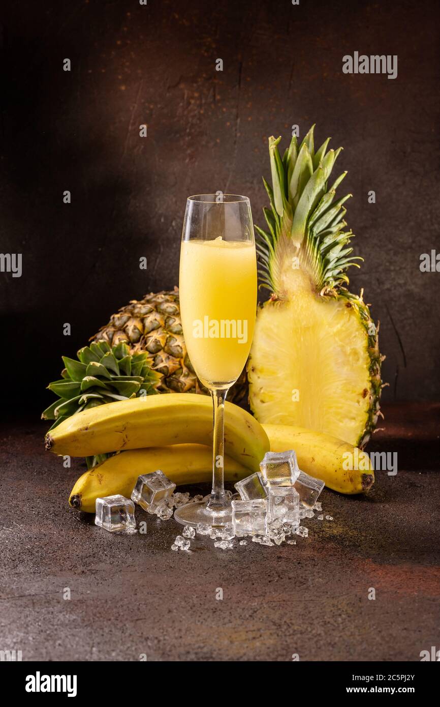 Deliziosa bevanda fresca alle ananas frullato in bicchiere da cocktail con  banana Foto stock - Alamy