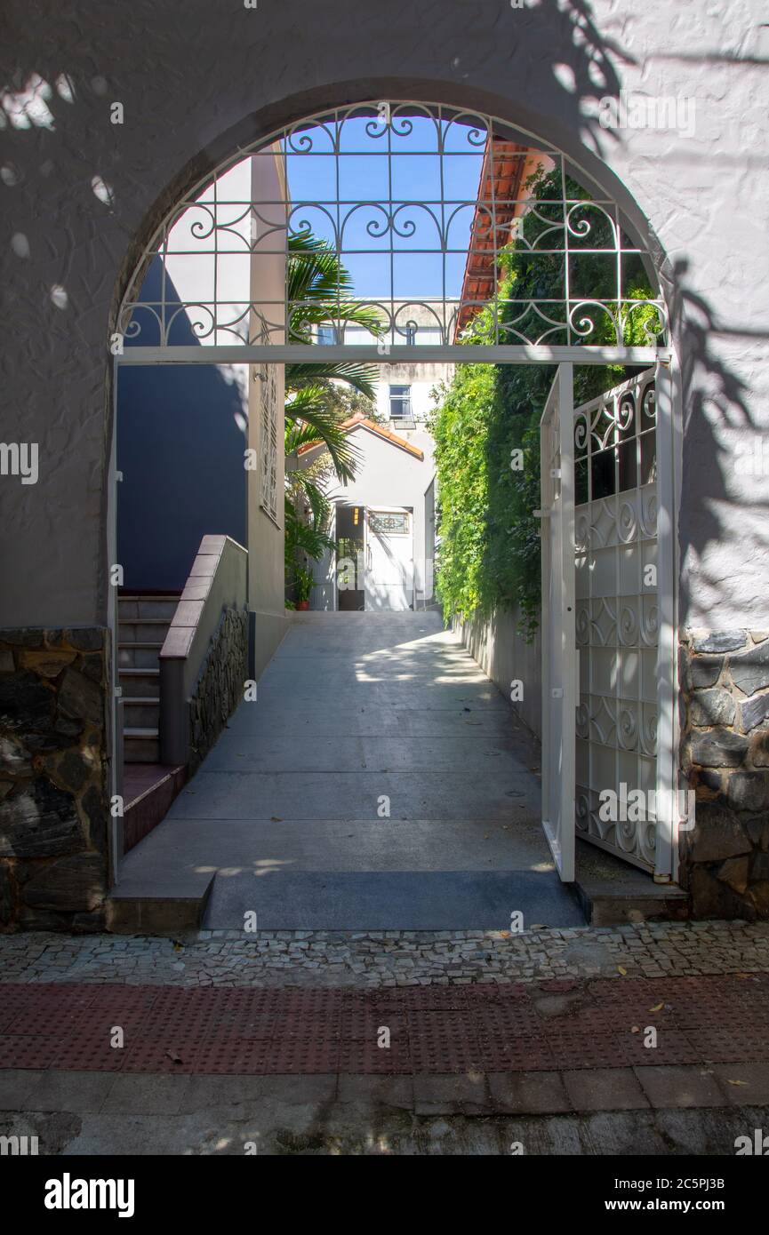 Vecchia casa grigia cancello a Belo Horizonte Foto Stock