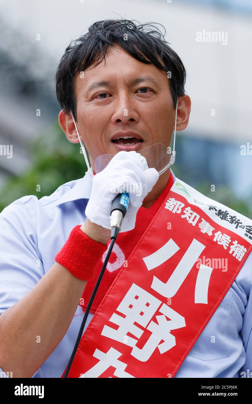 Tokyo, Giappone. 4 luglio 2020. Il candidato Taisuke Ono che indossa uno scudo per la bocca, offre un discorso di strada mentre si batte per l'elezione gubernatorial di domani vicino a Ginza. La città di Tokyo terrà le sue elezioni gubernatorial il 5 luglio. Tokyo ha segnalato 131 nuovi casi di coronavirus il sabato. Credit: Rodrigo Reyes Marin/ZUMA Wire/Alamy Live News Foto Stock