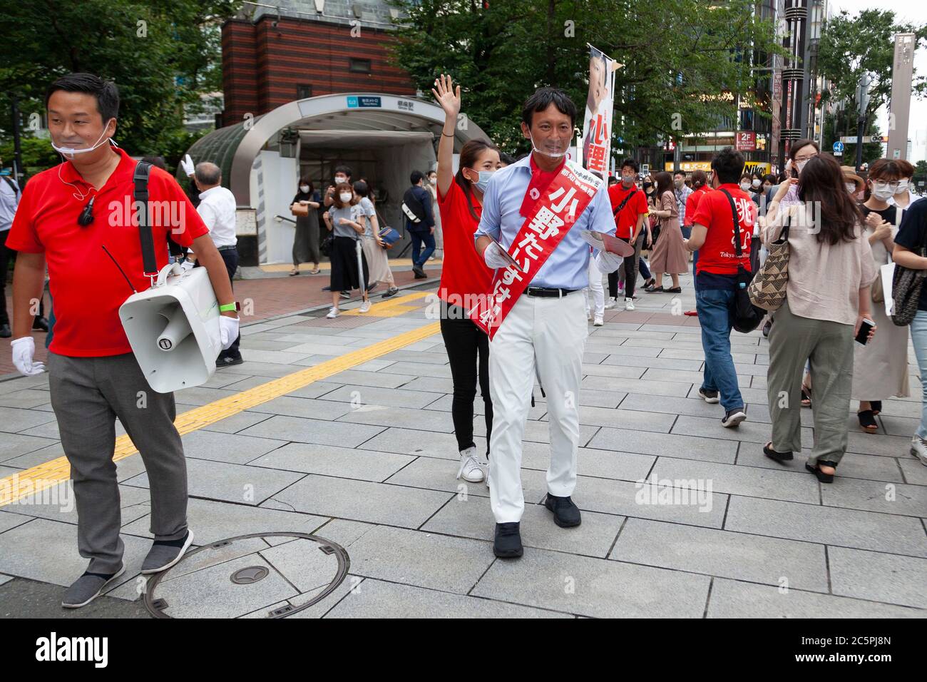 Tokyo, Giappone. 4 luglio 2020. Il candidato Taisuke Ono è visto indossare uno scudo bocca durante un evento di campagna per l'elezione gubernatorial di domani vicino a Ginza. La città di Tokyo terrà le sue elezioni gubernatorial il 5 luglio. Tokyo ha segnalato 131 nuovi casi di coronavirus il sabato. Credit: Rodrigo Reyes Marin/ZUMA Wire/Alamy Live News Foto Stock