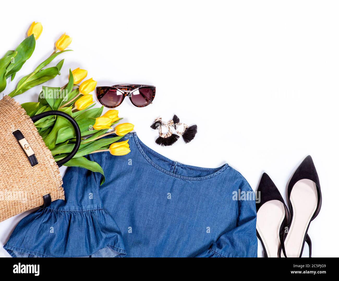 Primavera estate Basic denim casual città tendenza outfit per donna: Camicetta jeans con larghe slitte, scarpe, orecchini, occhiali da sole e borsa piena di yell Foto Stock