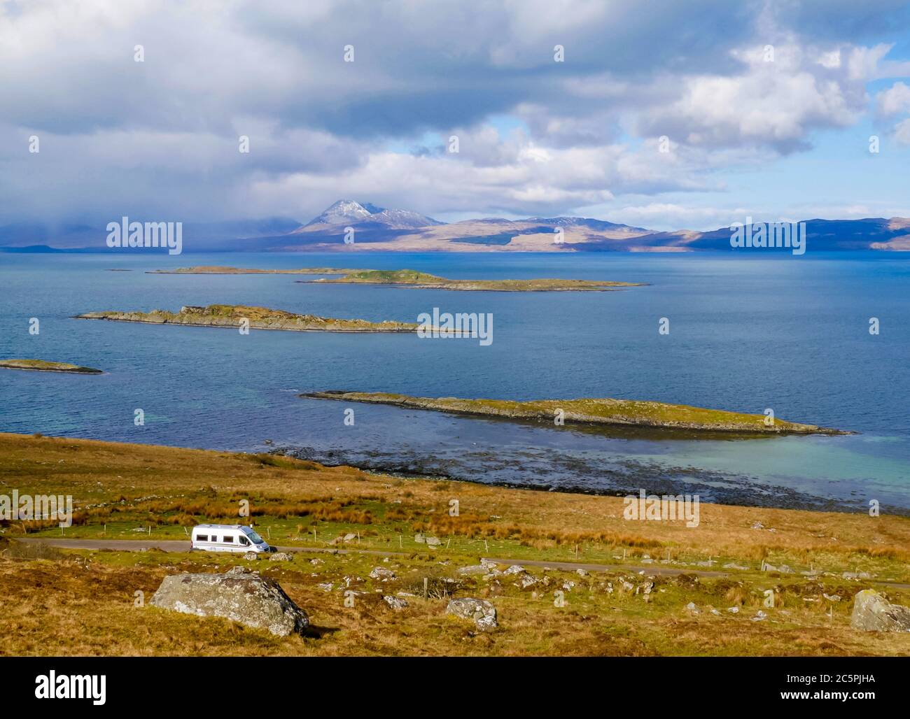 Vista dalla collina che guarda verso Pas dell'Isola del Giura con camper parcheggiato sotto, Argyll, Scozia, Regno Unito Foto Stock