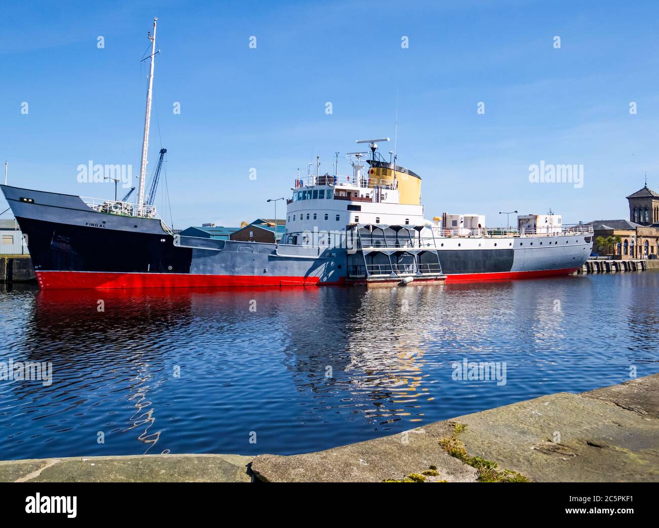 Fingal Edinburgh Lighthouse tender sotto conversione in hotel galleggiante di lusso con piattaforma di pittura, Leith Docks, Edinburgo, Scozia, Regno Unito Foto Stock