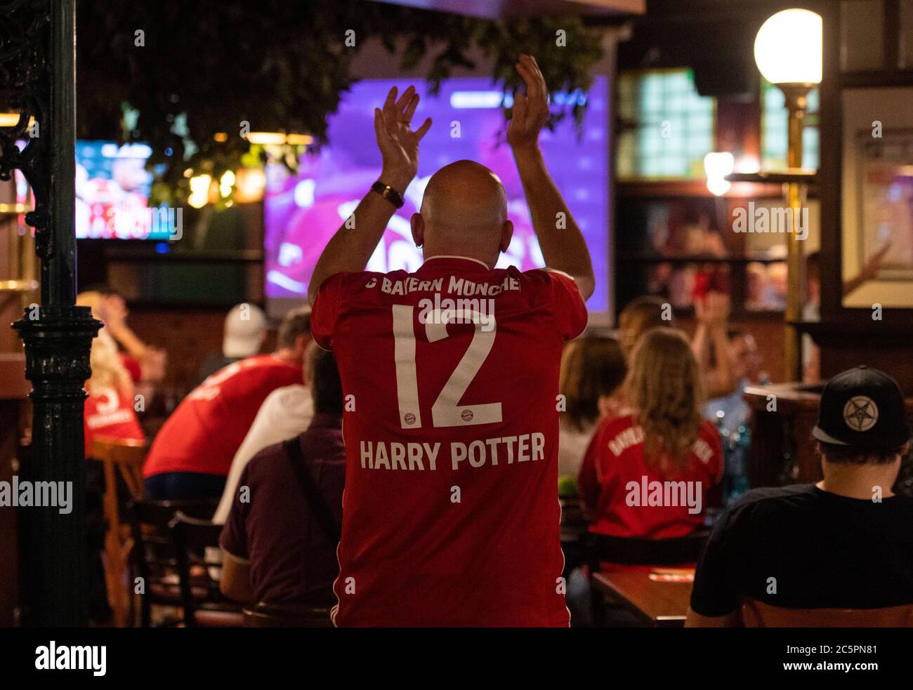 Berlino, Germania. 04luglio 2020. Un fan di Bayern Monaco si trova nell'Alt-Berliner-Biersalon e si fa bramper i bavaresi dopo l'obiettivo per il 1:0. Credit: Christophe Gateau/dpa/Alamy Live News Foto Stock