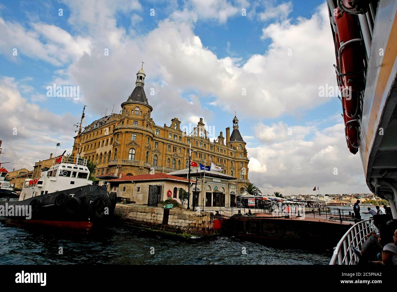 Edificio della stazione di Haydarpasa. Punto finale ferroviario di Baghdad a Istanbul.la costruzione della stazione ferroviaria era iniziata nel 1906 e completata nel 1909. Foto Stock