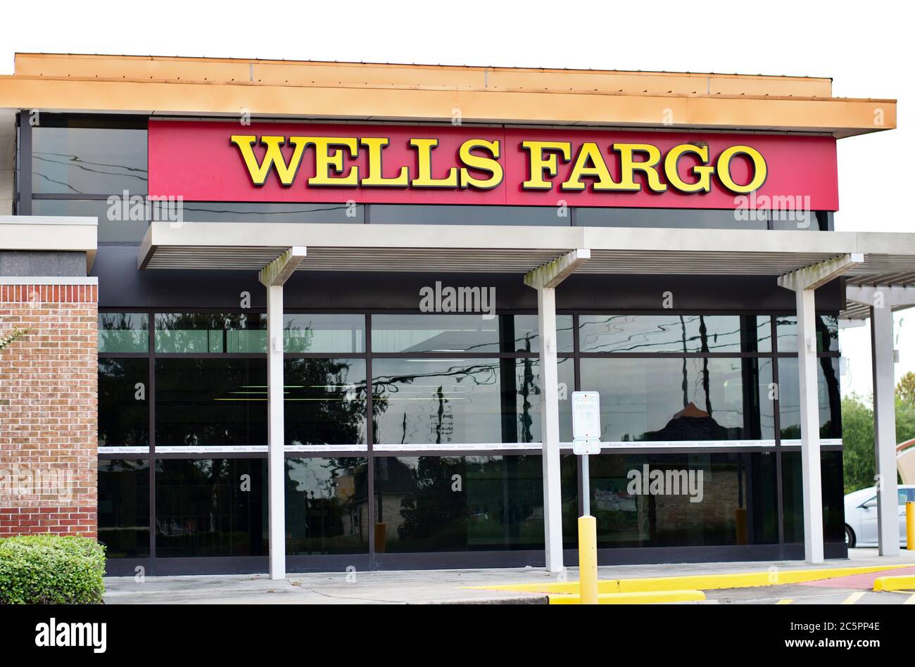 Wells Fargo, un'istituzione bancaria outlet situata a Humble, Texas. Fu fondata nel 1852 a San Francisco, California. Foto Stock