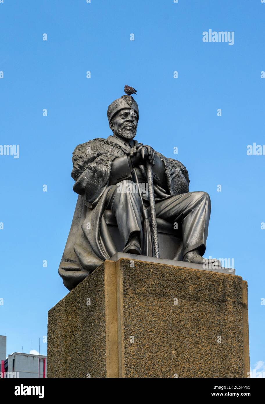 Statua di Jomo Kenyatta (primo presidente della statua del Kenya) fuori dal centro internazionale del KICC (Kenya International Convention Center), Nairobi, Kenya, Africa orientale Foto Stock