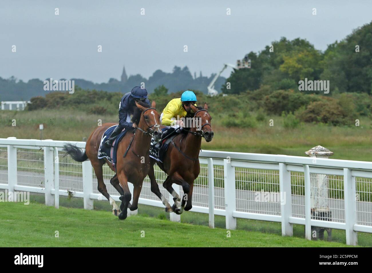 EPSOM, INGHILTERRA. 4 LUGLIO - Tempa Vuela con M Harley e Passione con il fantino PB Beggy gara nella Invested Oaks su Epsom Downs che è stato rinviato il 5 giugno e si è disputato dietro porte chiuse a causa della COVID-19 Pandemic (Credit: Jon Bromley | MI News) Credit: MI News & Sport /Alamy Live News Foto Stock