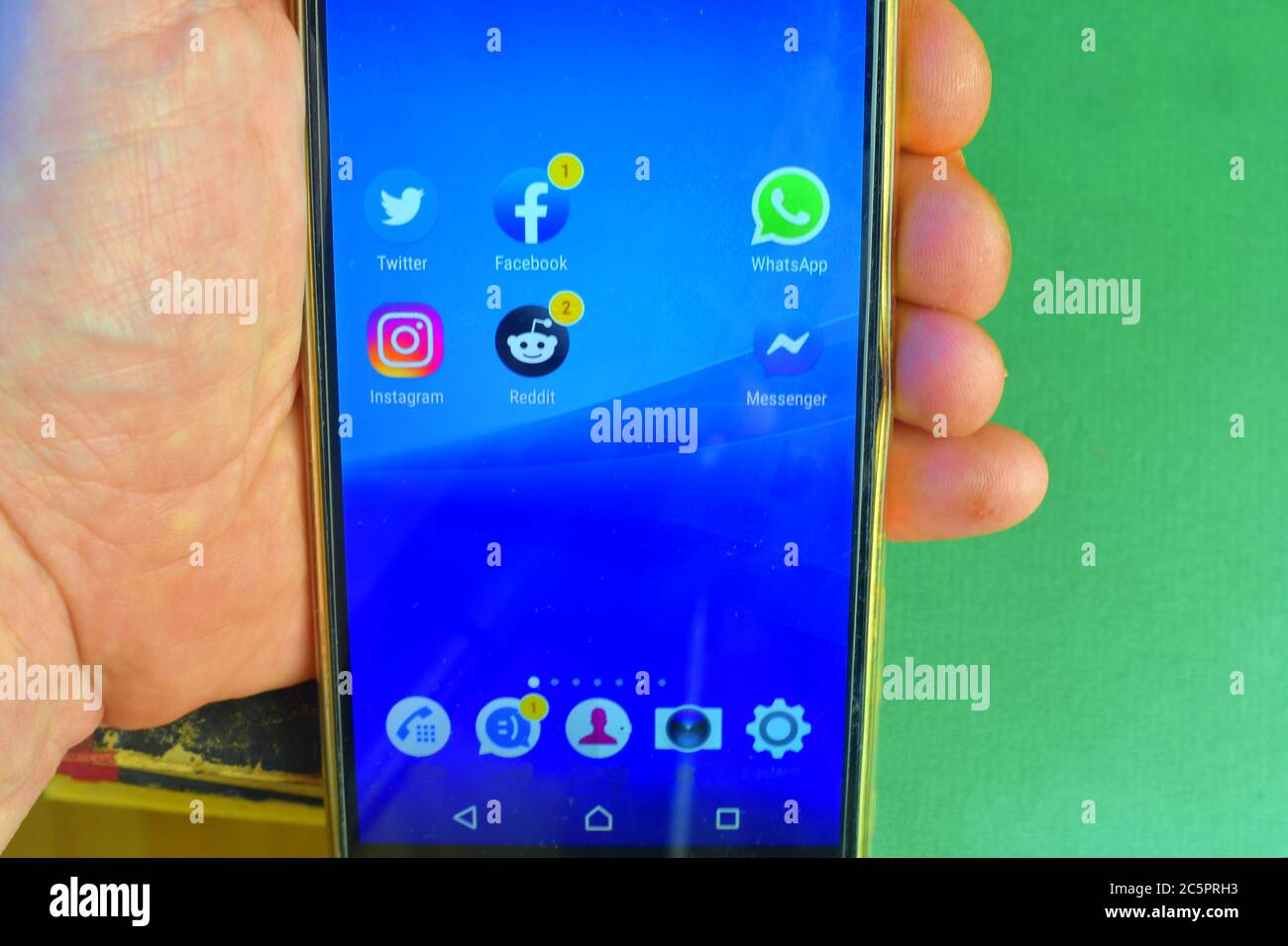 Icone delle app social sul telefono cellulare Sony. Diversi tipi di app sul display di un telefono cellulare. Instagram, Twitter, Facebook, Reditt, WhatsApp ecc. Foto Stock