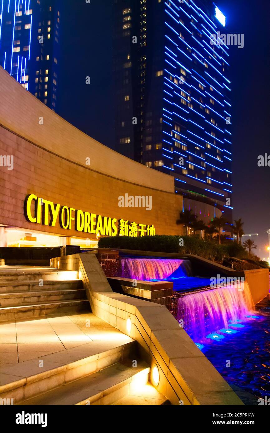 Macao, Cina - 10 gennaio 2014: Vista notturna, fontane colorate vicino al Casinò City of Dreams Foto Stock