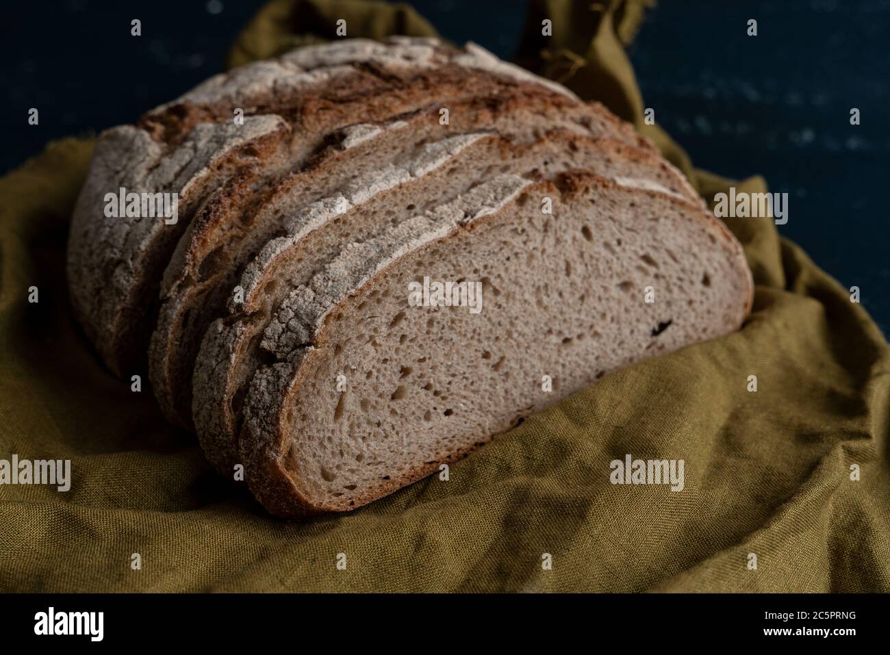 Pane di campagna appena sfornato fatto in casa a base di grano e farina integrale tagliata a fette Foto Stock