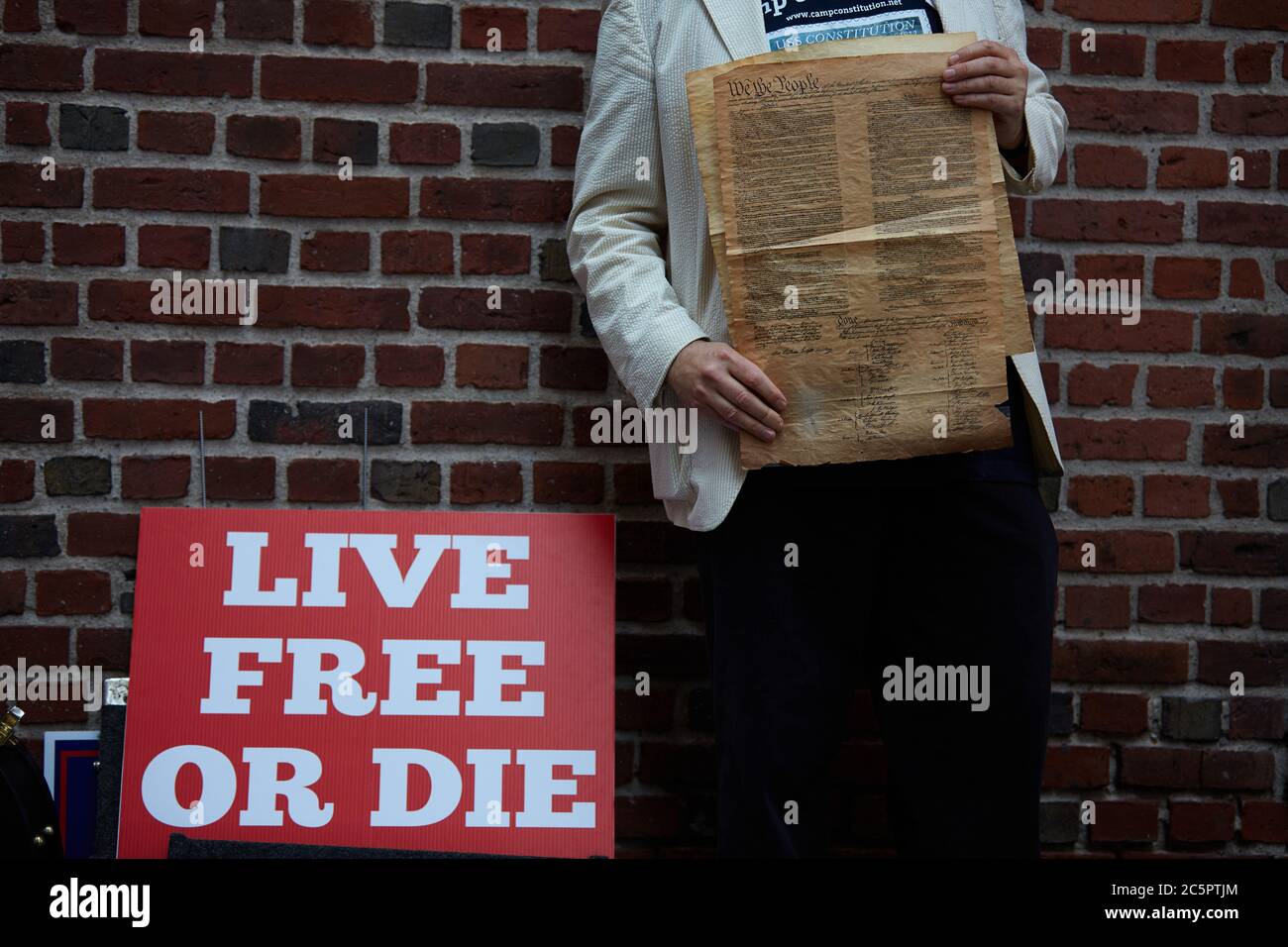 Boston, Massachusetts, Stati Uniti. 4 luglio 2020. Un uomo detiene la Costituzione degli Stati Uniti. Il gruppo 4 luglio Boston ha tenuto un raduno per celebrare la storia rivoluzionaria di Boston e la firma della Dichiarazione di indipendenza, che ha ufficialmente tagliato i legami tra le colonie e la Corona e ha dato alla luce i nuovi Stati Uniti d'America. Ogni anno la Dichiarazione di Indipendenza viene letta dal balcone della Vecchia Casa di Stato a Boston, Massachusetts. Credit: Alison Dinner/ZUMA Wire/Alamy Live News Foto Stock