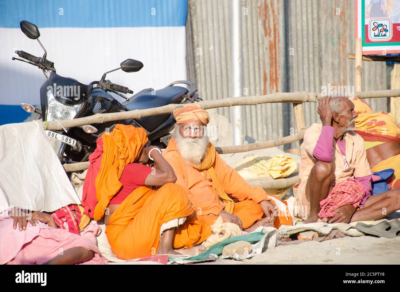 gruppo di sadhu al campo di transito di kolkata Foto Stock