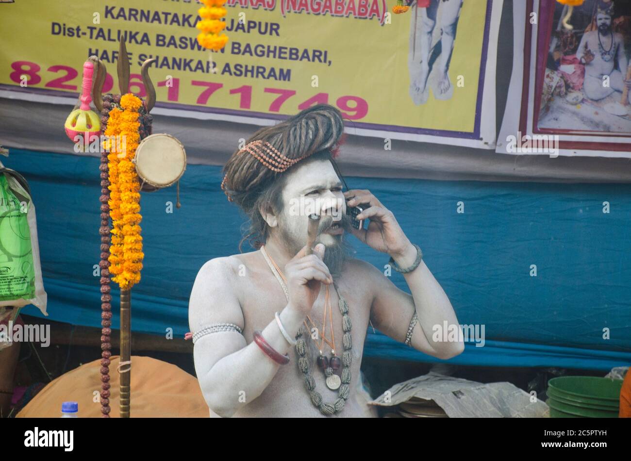naga sadhu ganga sagar transit camp kolkata Foto Stock
