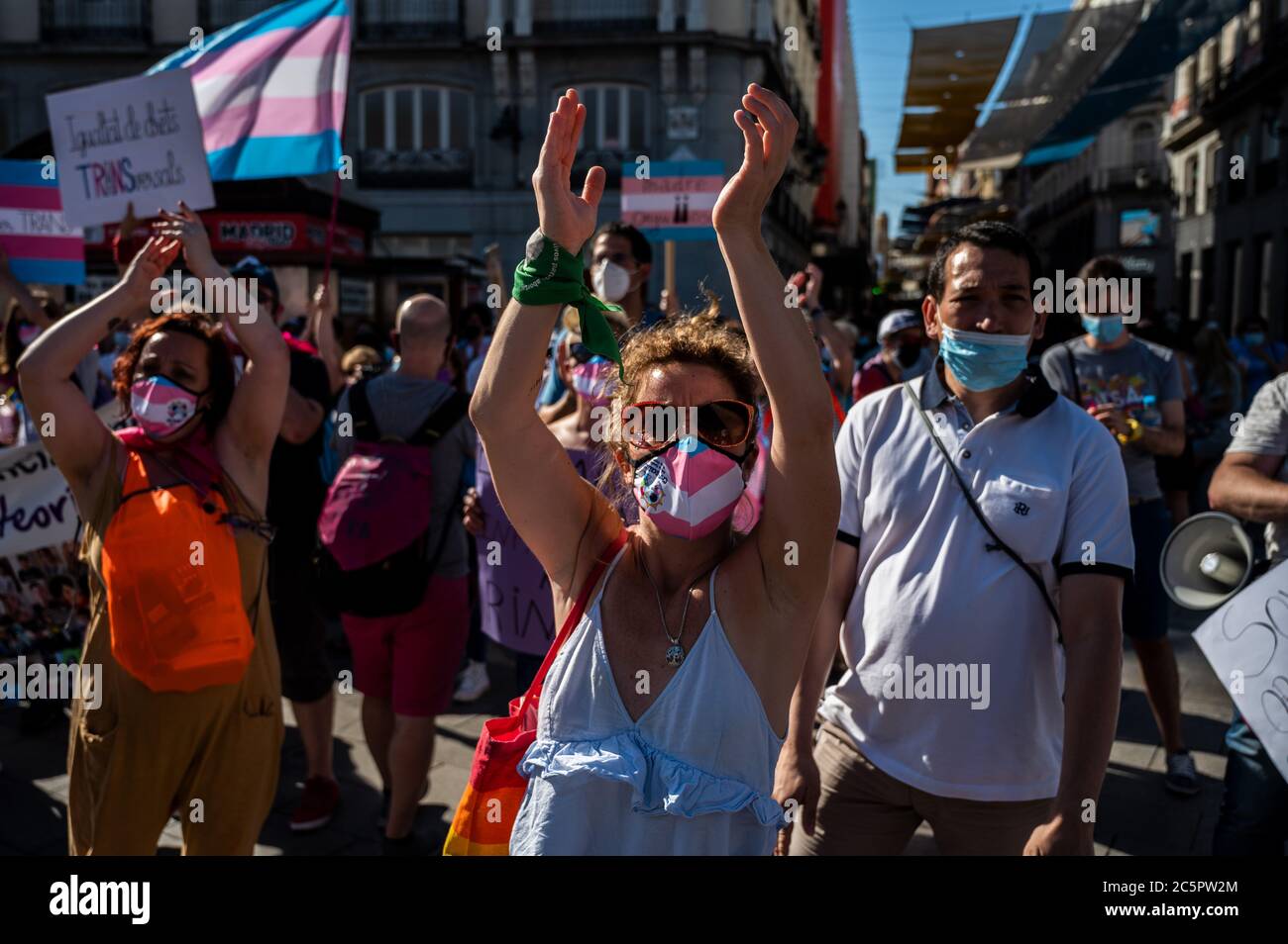 Madrid, Spagna. 04luglio 2020. I dimostranti che indossano la bandiera Trans assistono a una protesta in cui la comunità Trans chiede una legge statale che garantisca l'autodeterminazione del genere. La protesta coincide con le celebrazioni del Pride che si svolgono questa settimana. Credit: Marcos del Mazo/Alamy Live News Foto Stock