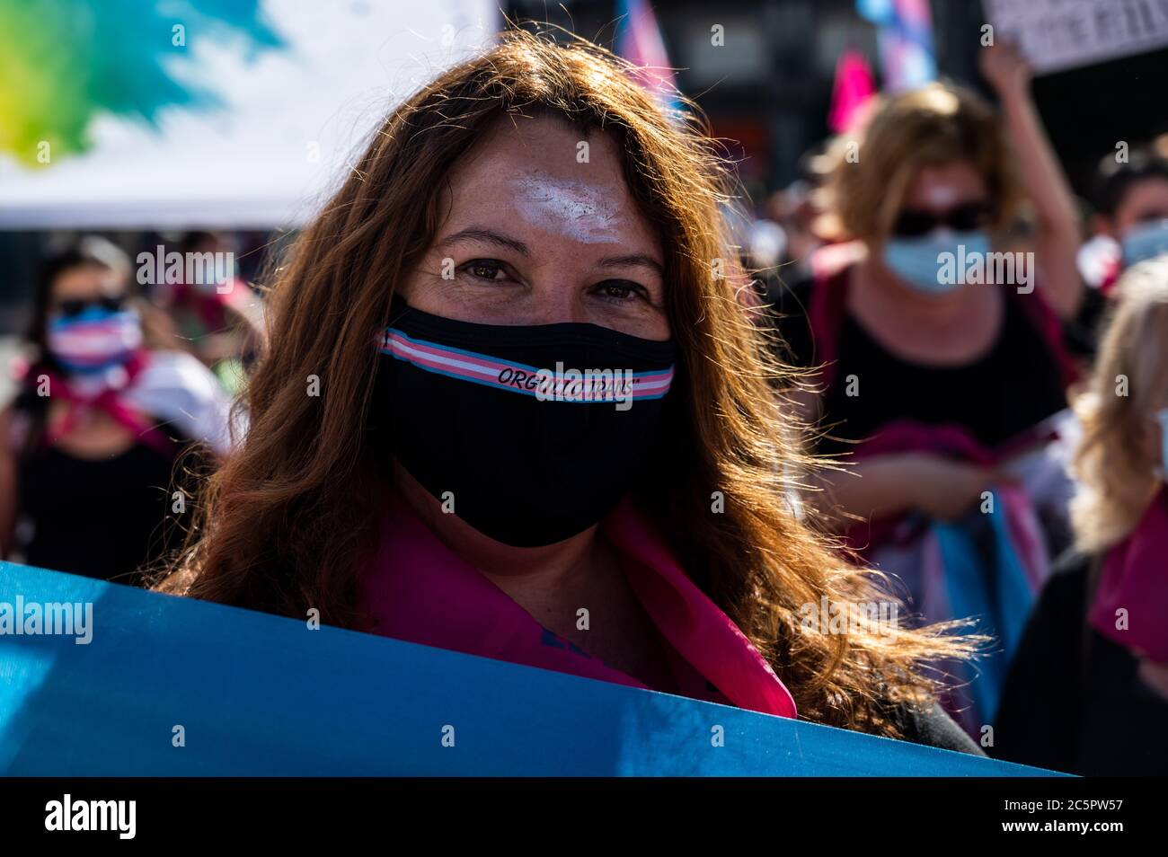 Madrid, Spagna. 04luglio 2020. Dimostratore con la bandiera Trans assiste a una protesta in cui la comunità Trans chiede una legge statale che garantisca l'autodeterminazione del genere. La protesta coincide con le celebrazioni del Pride che si svolgono questa settimana. Credit: Marcos del Mazo/Alamy Live News Foto Stock