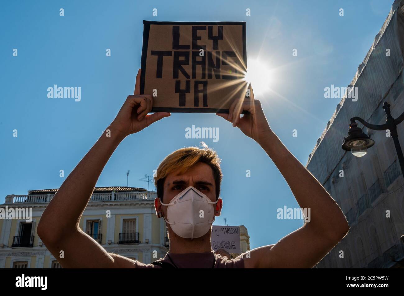 Madrid, Spagna. 04luglio 2020. Dimostratore con un cartello che recita 'trans law now' durante una protesta in cui la Trans comunità chiede una legge statale che garantisca l'autodeterminazione del genere. La protesta coincide con le celebrazioni del Pride che si svolgono questa settimana. Credit: Marcos del Mazo/Alamy Live News Foto Stock