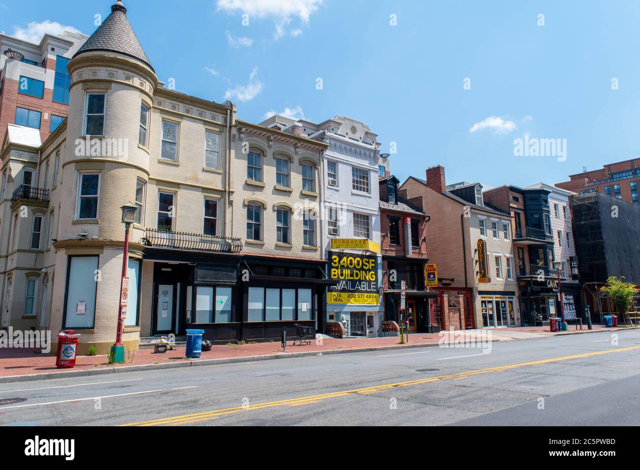 Washington, D.C. / USA - Luglio 04 2020: Case a fila vuota e attività chiuse a Chinatown durante la pandemia del coronavirus, mentre l'economia rallenta. Foto Stock