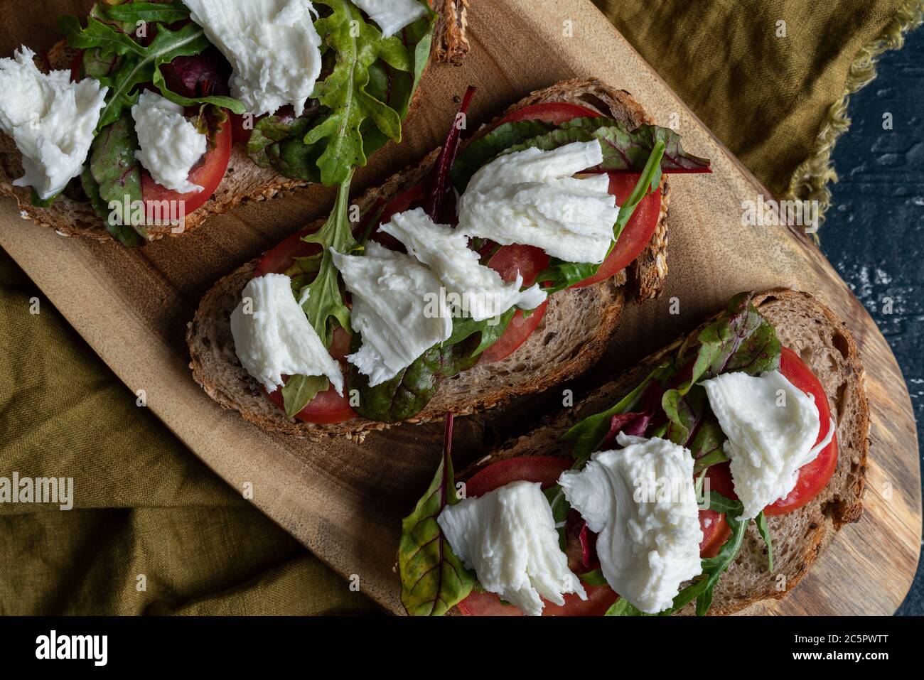 pane di campagna appena sfornato e panini con mozzarella Foto Stock