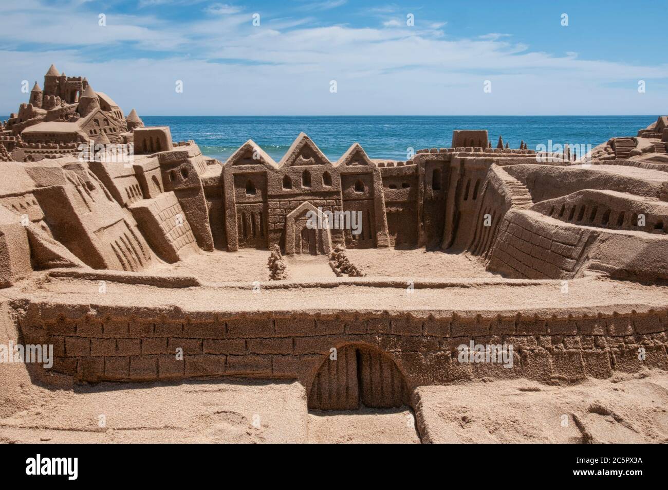 Castello di sabbia su una spiaggia in Cile. Castello di sabbia sulla costa cilena sulla riva dell'Oceano Pacifico. Foto con orientamento orizzontale Foto Stock