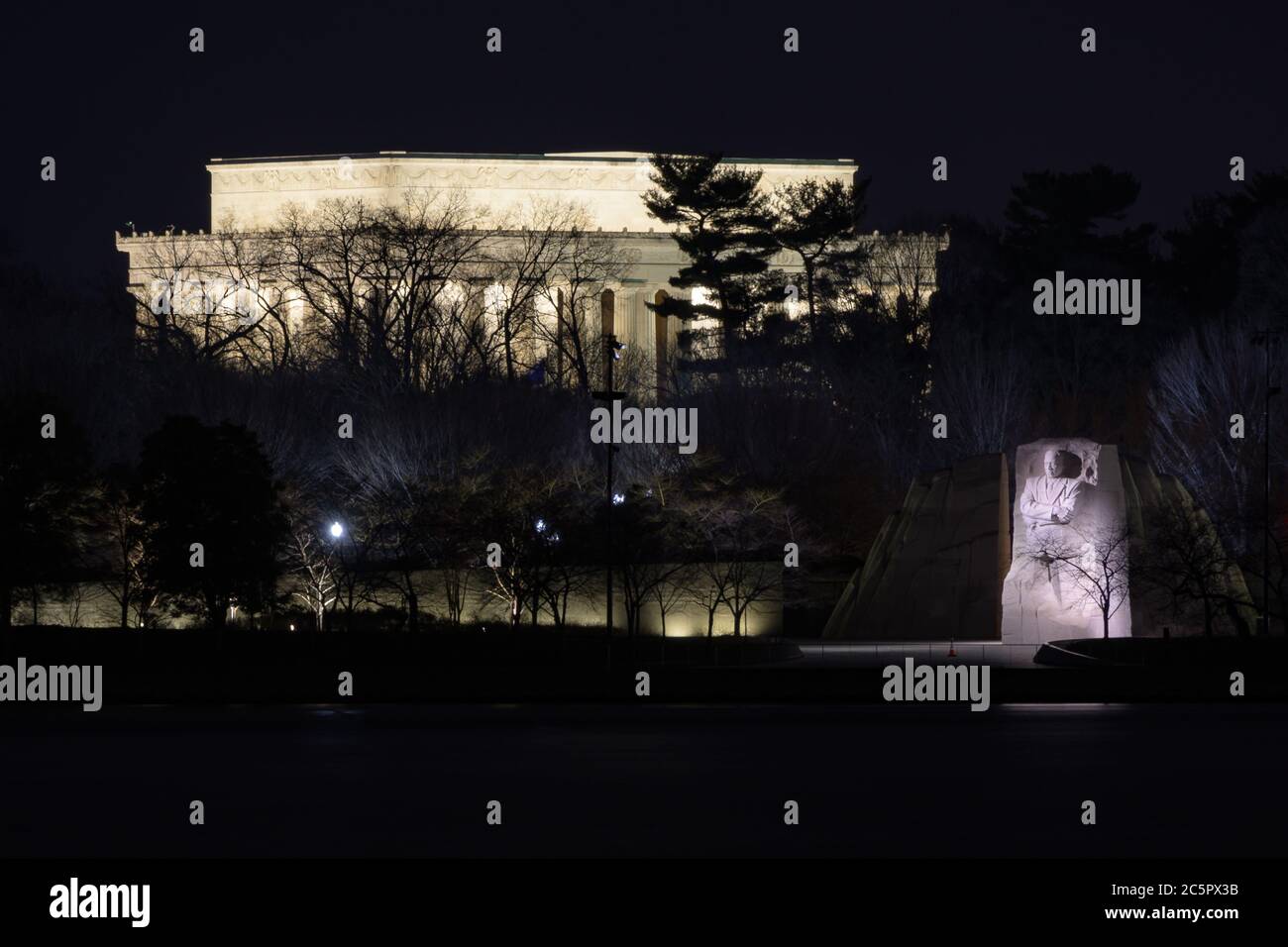 Martin Luther King Memorial e Lincoln Memorial di notte. Washington DC. Foto Stock