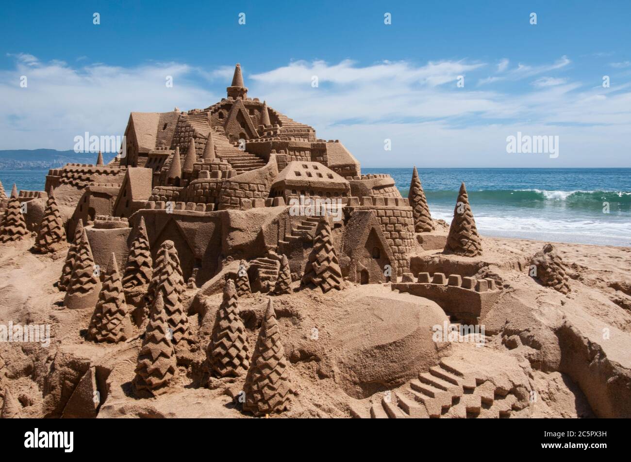Castello di sabbia su una spiaggia a Reñaca, Cile. Castello di sabbia sulla costa cilena sulla riva dell'Oceano Pacifico. Foto con orientamento orizzontale Foto Stock