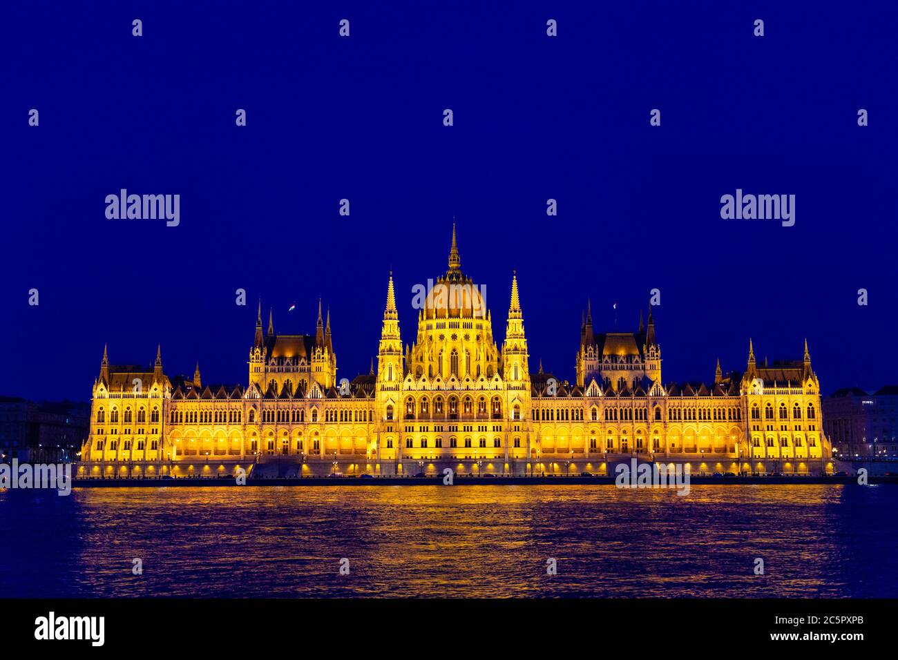 Parlamento ungherese edificio di notte, Budapest, Ungheria Foto Stock