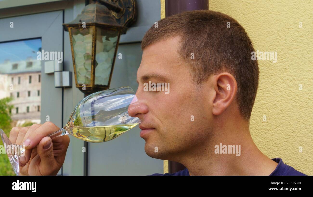 forhistorisk brydning vægt Il sommelier tiene un bicchiere di vino bianco e apprezza il gusto, un  esperto degusta il vino su uno sfondo di lampada. Concetto di vino Foto  stock - Alamy