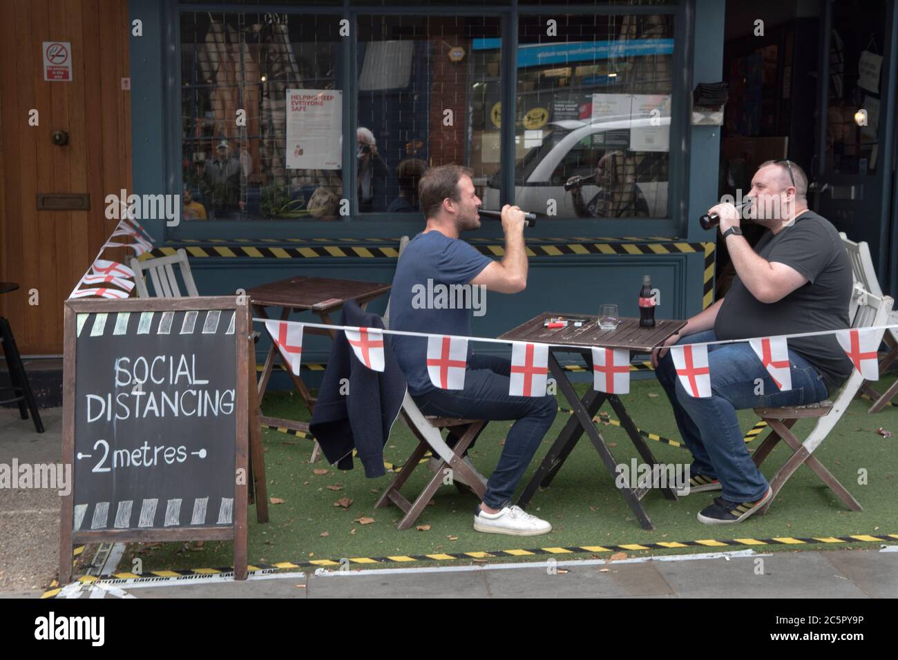 Distanziamento sociale nel Regno Unito a 2 metri di distanza. Super Saturday, Londra 4 luglio 2020 bar e pub riaprono con limitazioni, distanziamento sociale, servizio al tavolo all'esterno. Portobello Road, giovani londinesi. Inghilterra degli anni '2020, HOMER SYKES Foto Stock