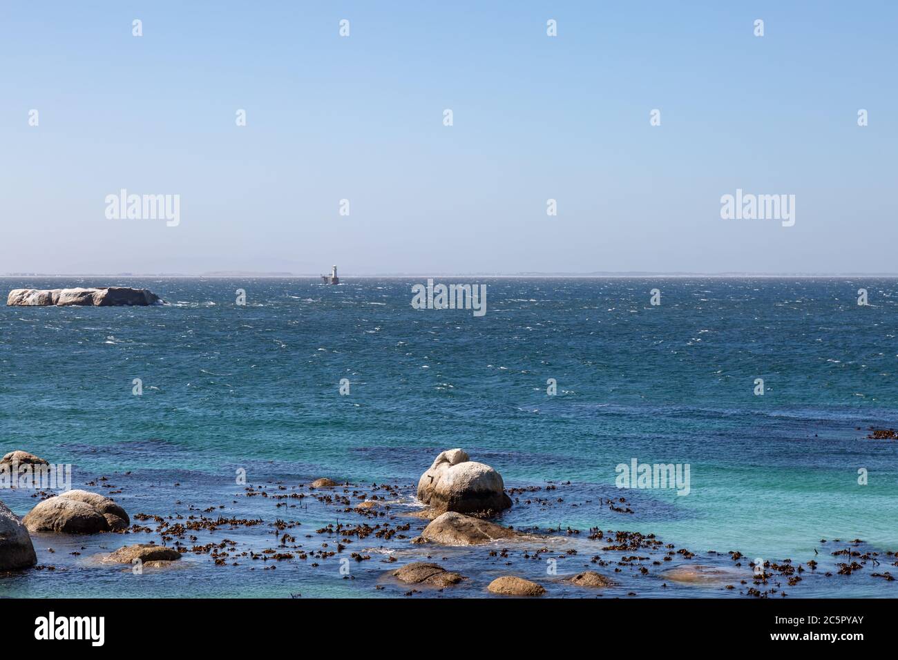 Vista sul mare da Simon's Town, lungo la penisola del Capo in Sud Africa Foto Stock