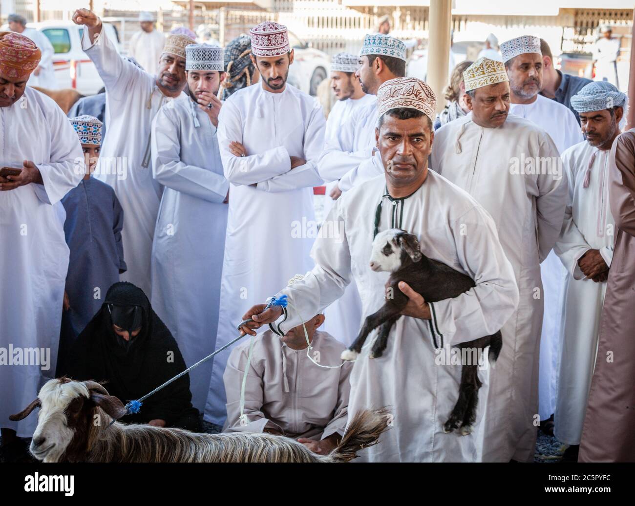 Nizwa, Oman, 2 dicembre 2016: Venditori di capra al mercato della capra di venerdì a Nizwa, Oman Foto Stock