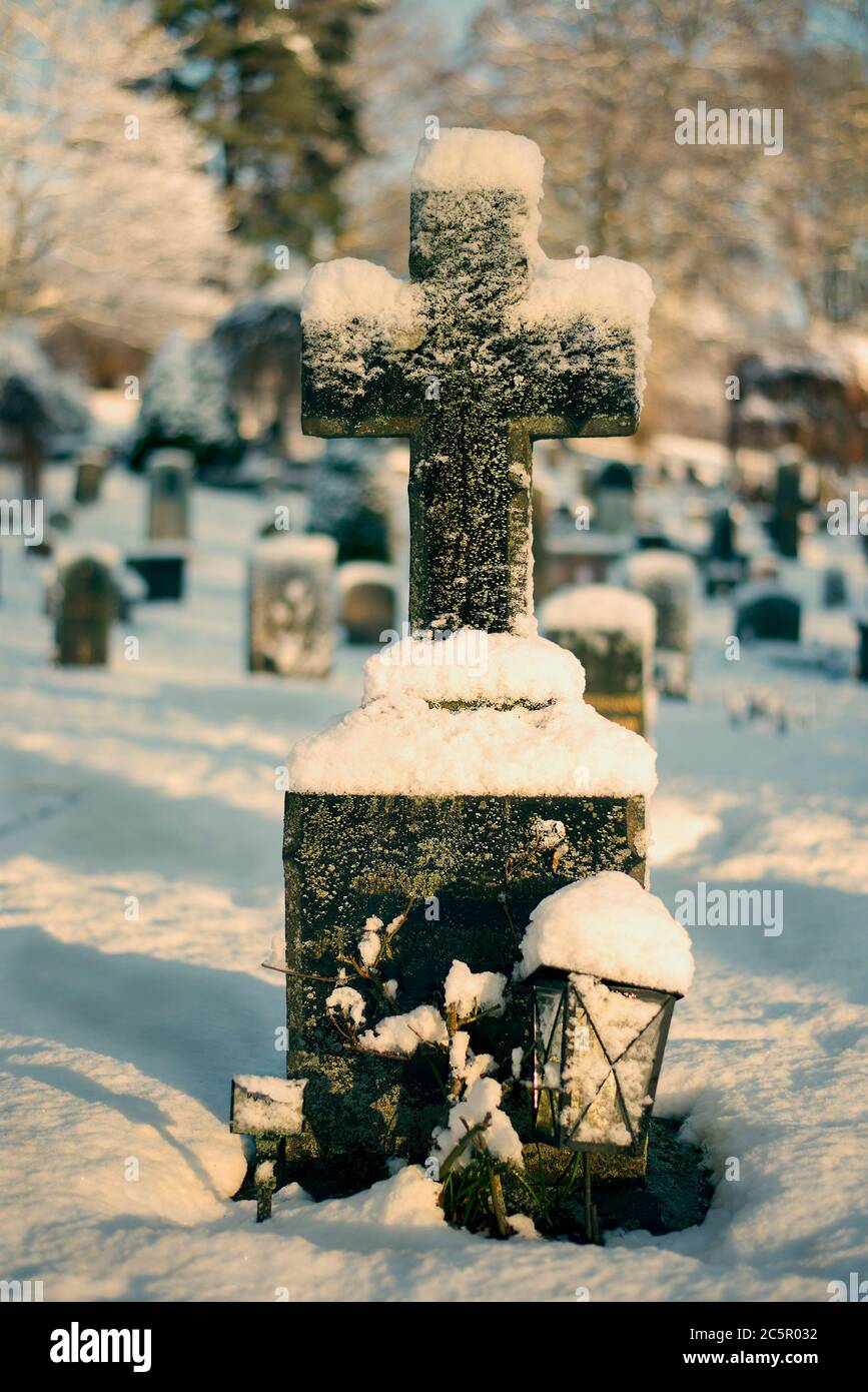 Lapide nel cimitero in una giornata invernale Foto Stock