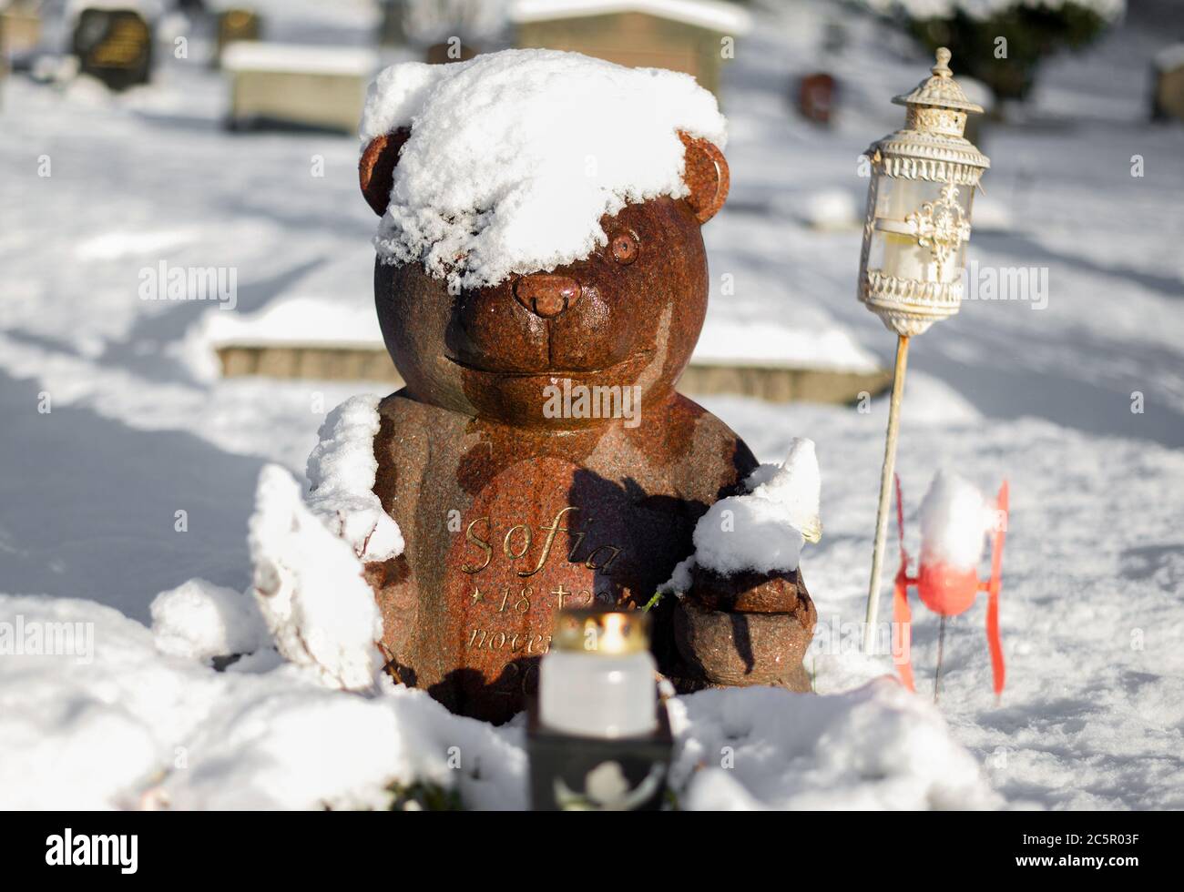 Lapide con forma di orso nel cimitero di stoccolma Foto Stock