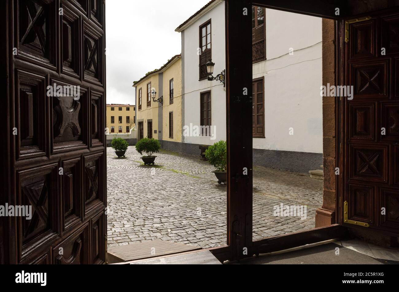 Via di San Cristóbal de la Laguna dalla porta di una chiesa. Tenerife, Spagna. Foto Stock